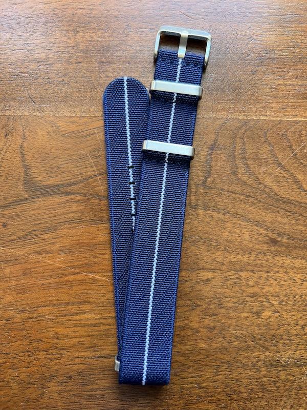 Bracelet NATO en nylon extensible bleu foncé avec liseré blanc