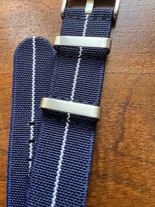 Bracelet NATO en nylon extensible bleu foncé avec liseré blanc