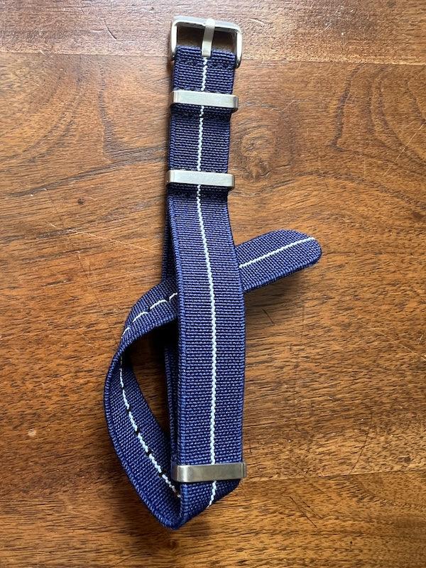 Bracelet NATO en nylon extensible bleu foncé avec liseré blanc