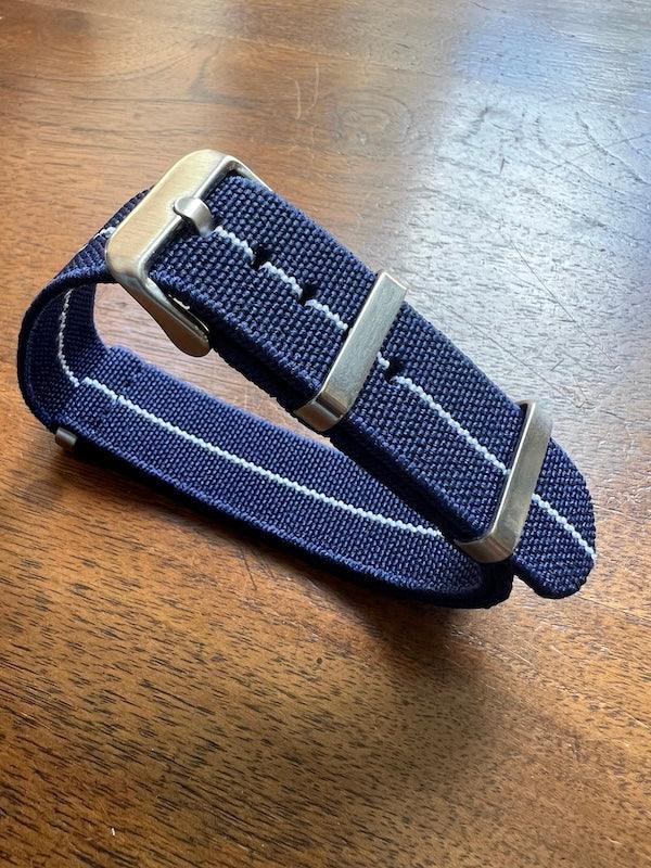 Bracelet NATO en nylon extensible bleu foncé avec liseré blanc