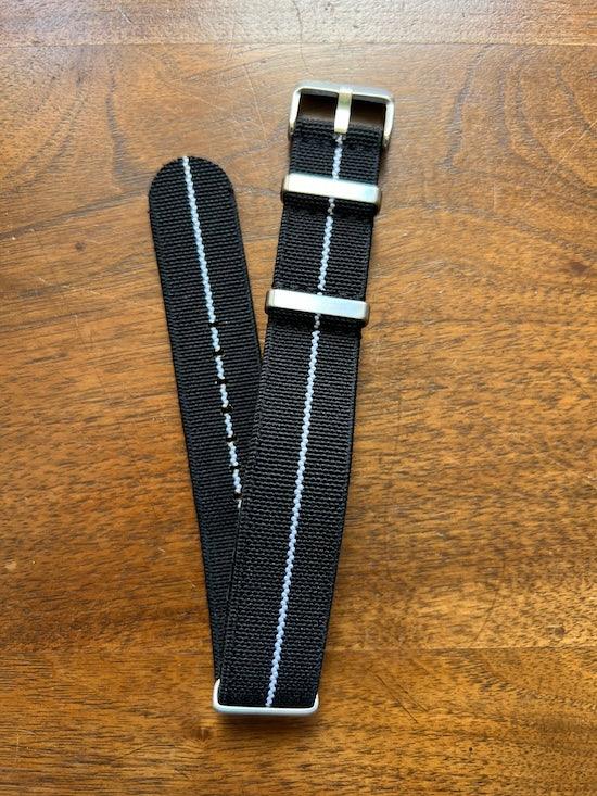 Bracelet NATO en nylon extensible noir avec liseré blanc