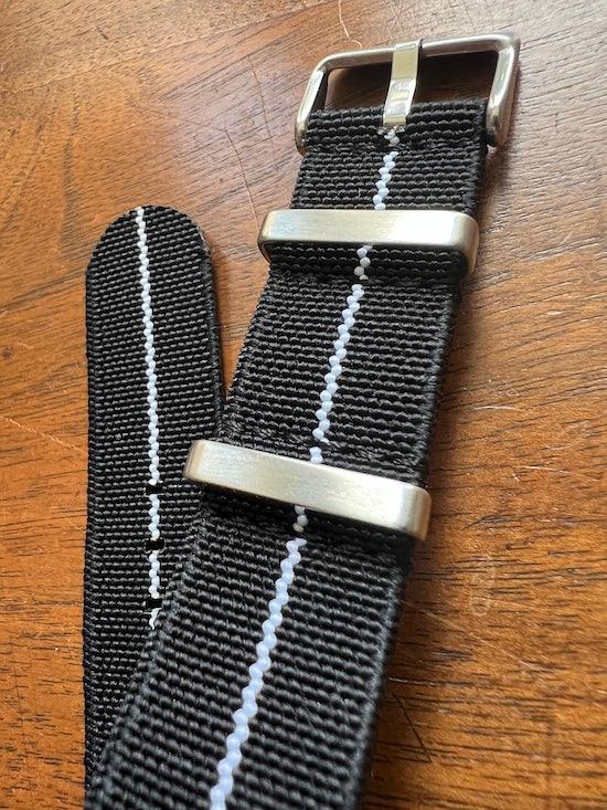 Bracelet NATO en nylon extensible noir avec liseré blanc