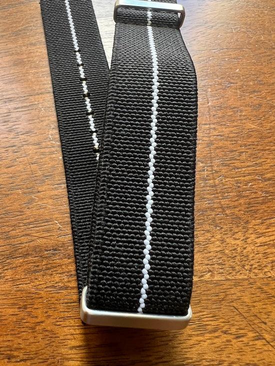 Bracelet NATO en nylon extensible noir avec liseré blanc