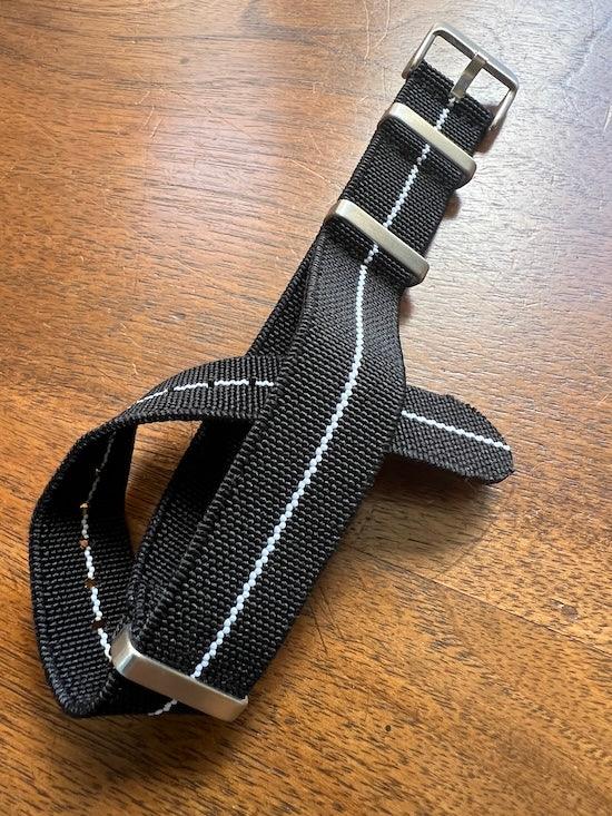 Bracelet NATO en nylon extensible noir avec liseré blanc