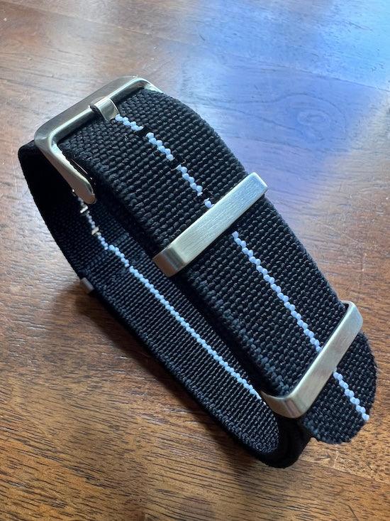 Bracelet NATO en nylon extensible noir avec liseré blanc