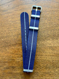 Bracelet NATO en nylon extensible bleu foncé avec liseré blanc