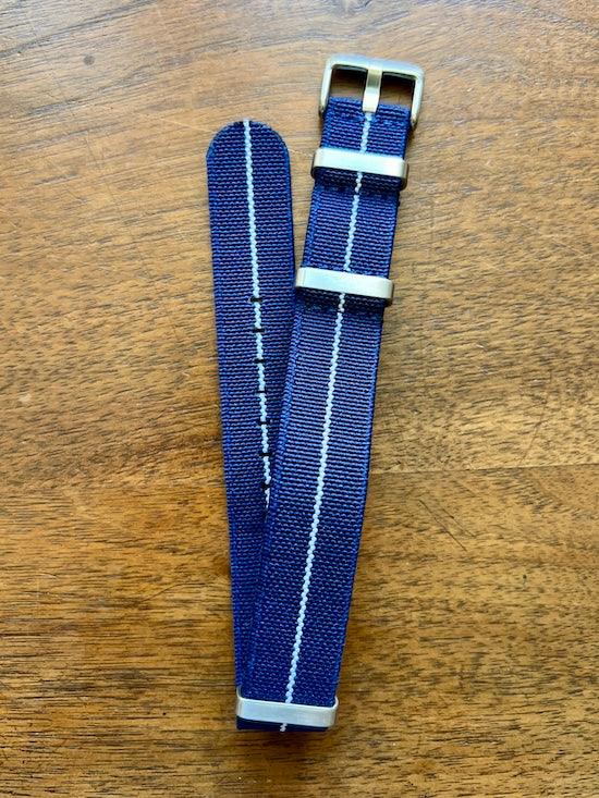 Bracelet NATO en nylon extensible bleu foncé avec liseré blanc