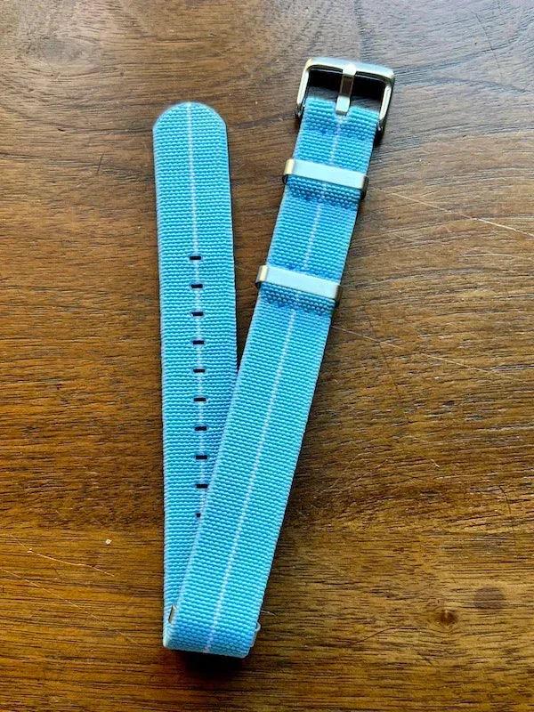Bracelet NATO en nylon extensible bleu ciel avec liseré blanc - Vinty Watches
