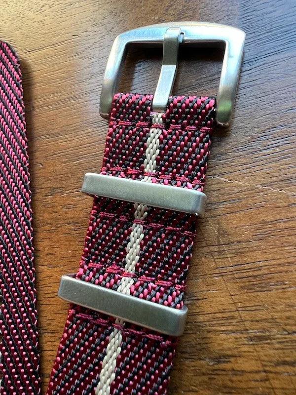Bracelet NATO premium en nylon sergé rouge, noir avec liseré beige - Vinty Watches