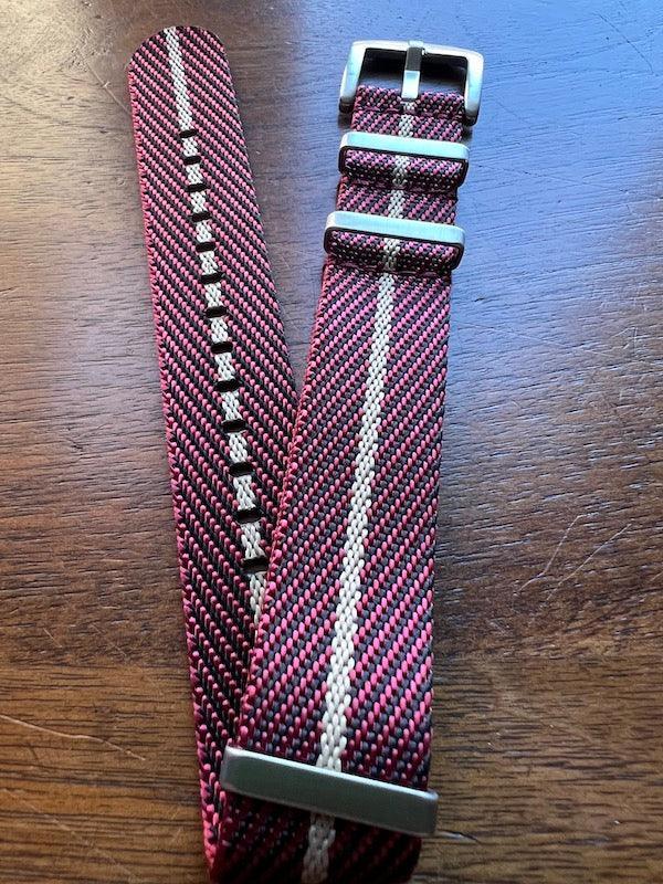 Bracelet NATO premium en nylon sergé rouge, noir avec liseré beige - Vinty Watches