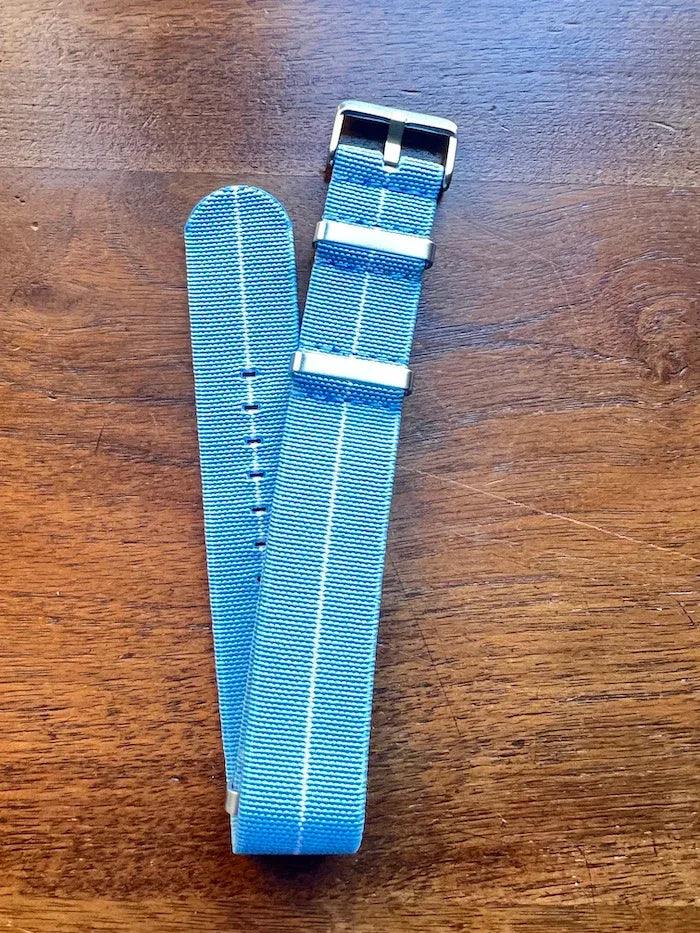 Bracelet NATO en nylon extensible bleu ciel avec liseré blanc - Vinty Watches