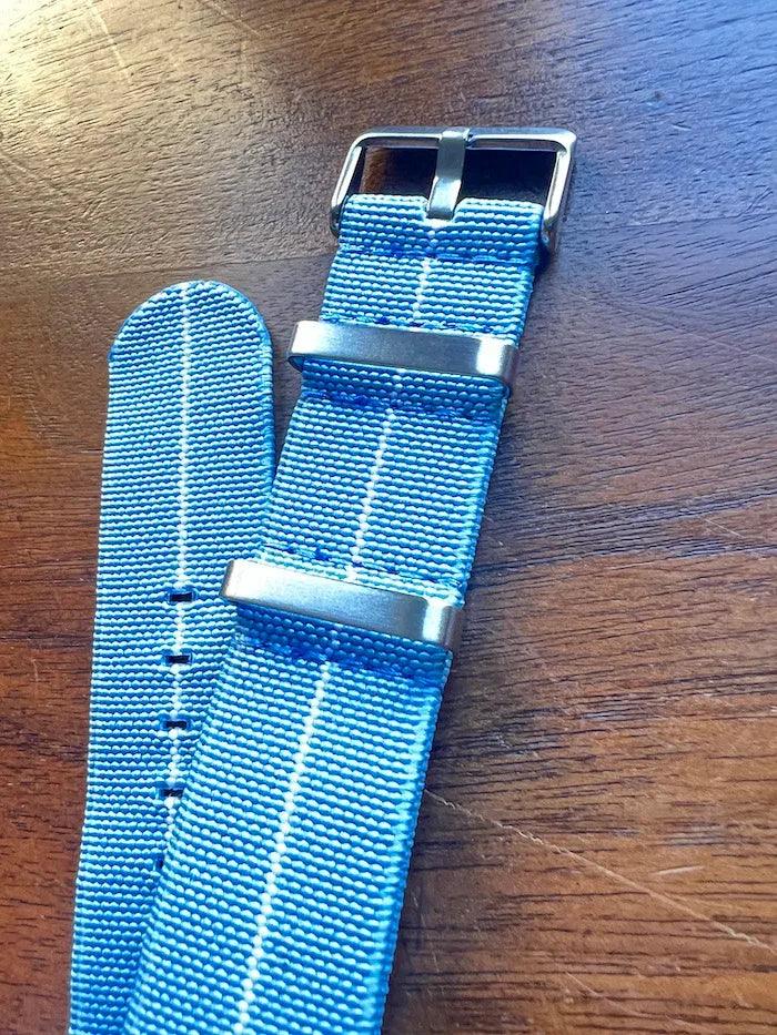 Bracelet NATO en nylon extensible bleu ciel avec liseré blanc - Vinty Watches
