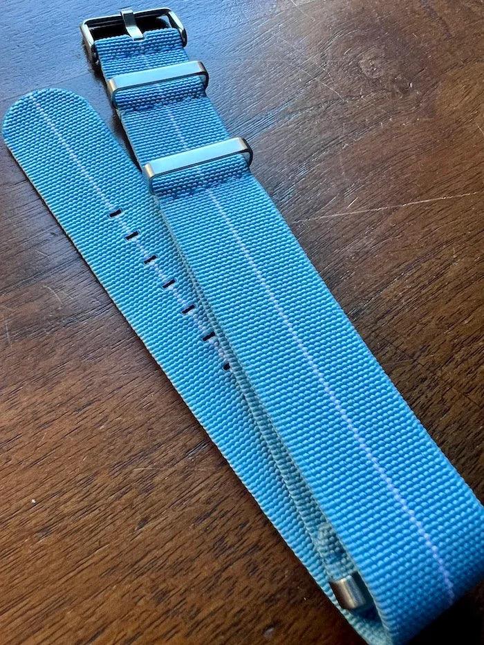 Bracelet NATO en nylon extensible bleu ciel avec liseré blanc - Vinty Watches