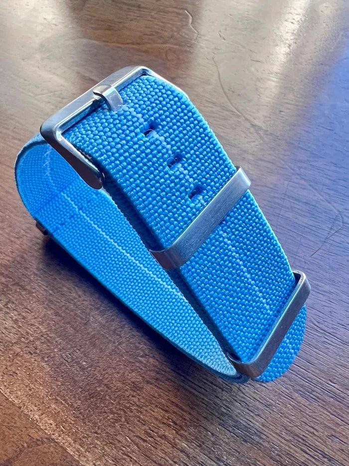 Bracelet NATO en nylon extensible bleu ciel avec liseré blanc - Vinty Watches