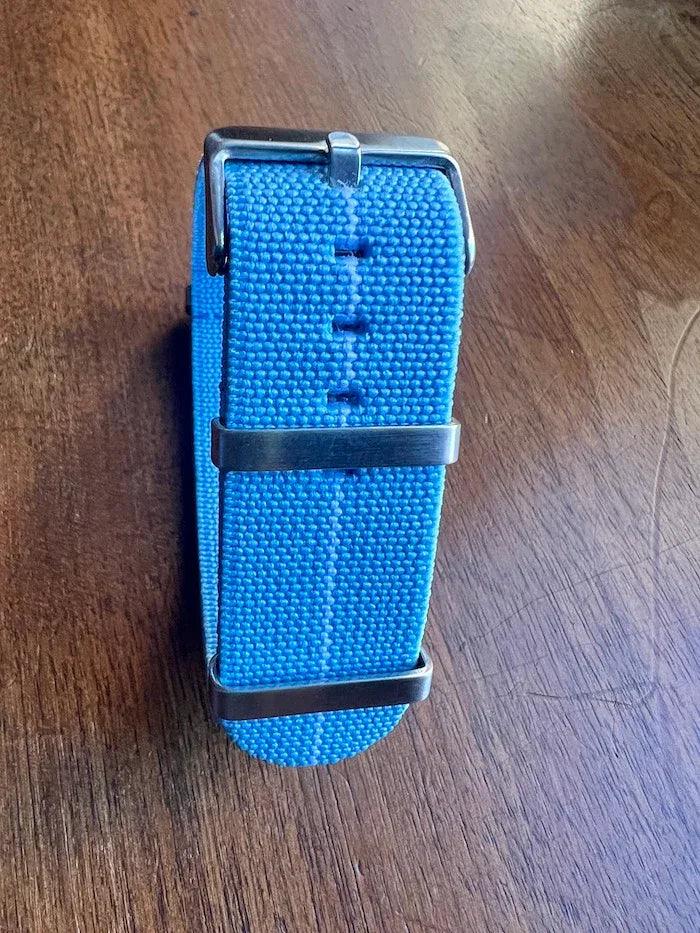 Bracelet NATO en nylon extensible bleu ciel avec liseré blanc - Vinty Watches