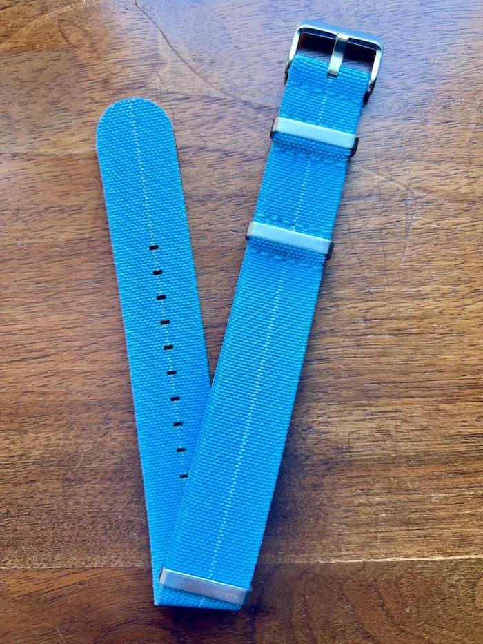 Bracelet NATO en nylon extensible bleu ciel avec liseré blanc - Vinty Watches