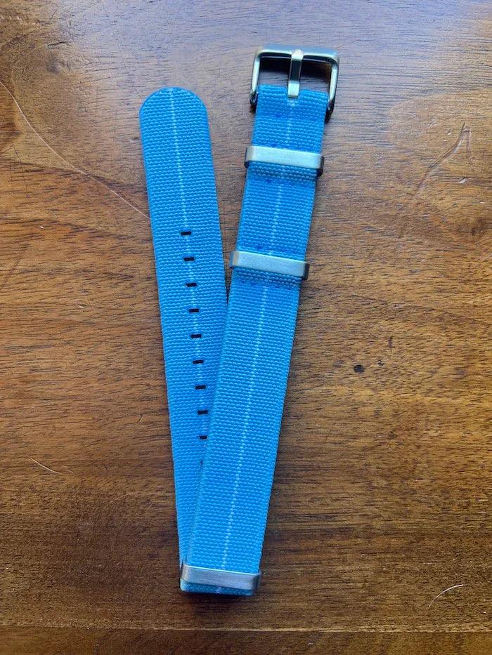 Bracelet NATO en nylon extensible bleu ciel avec liseré blanc - Vinty Watches