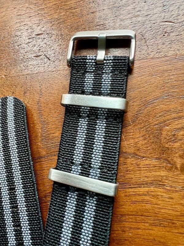 Bracelet NATO en nylon extensible noir et gris - Vinty Watches