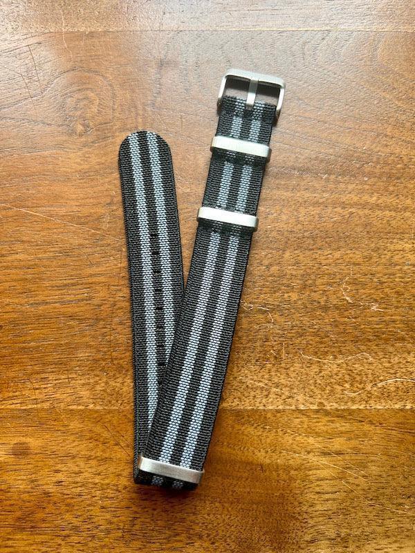 Bracelet NATO en nylon extensible noir et gris - Vinty Watches