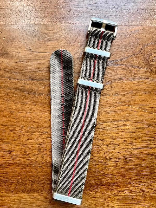 Bracelet NATO en nylon extensible vert militaire avec liseré rouge - Vinty Watches