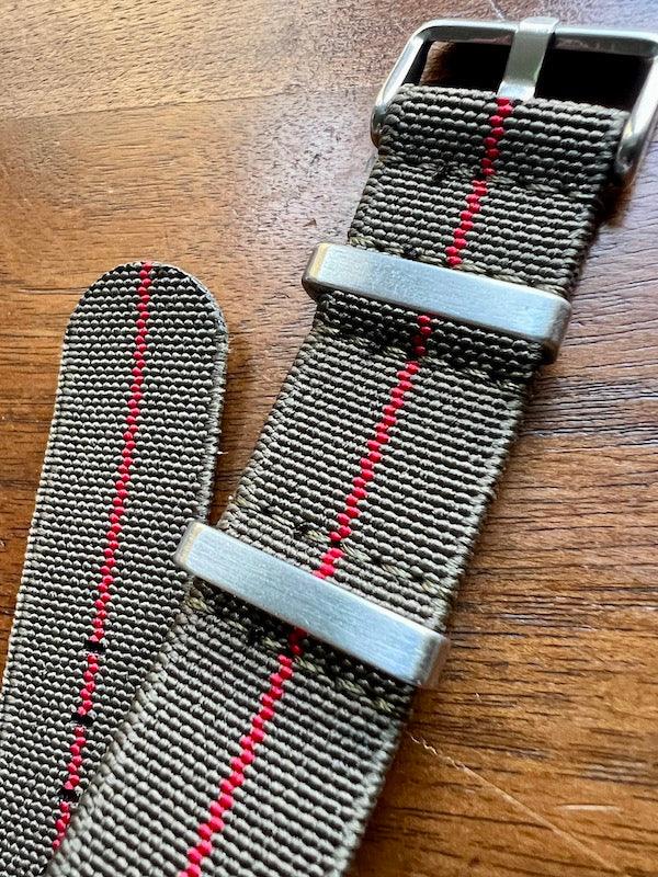 Bracelet NATO en nylon extensible vert militaire avec liseré rouge - Vinty Watches