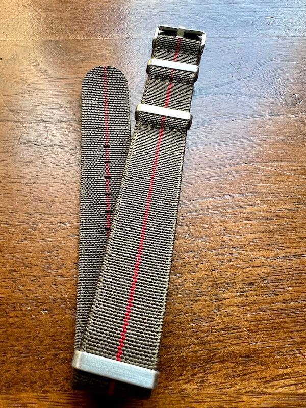 Bracelet NATO en nylon extensible vert militaire avec liseré rouge - Vinty Watches