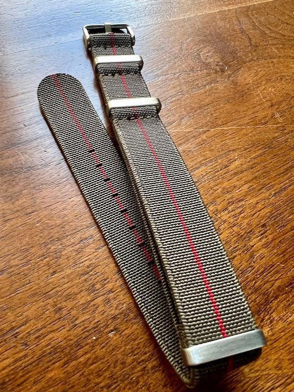 Bracelet NATO en nylon extensible vert militaire avec liseré rouge - Vinty Watches