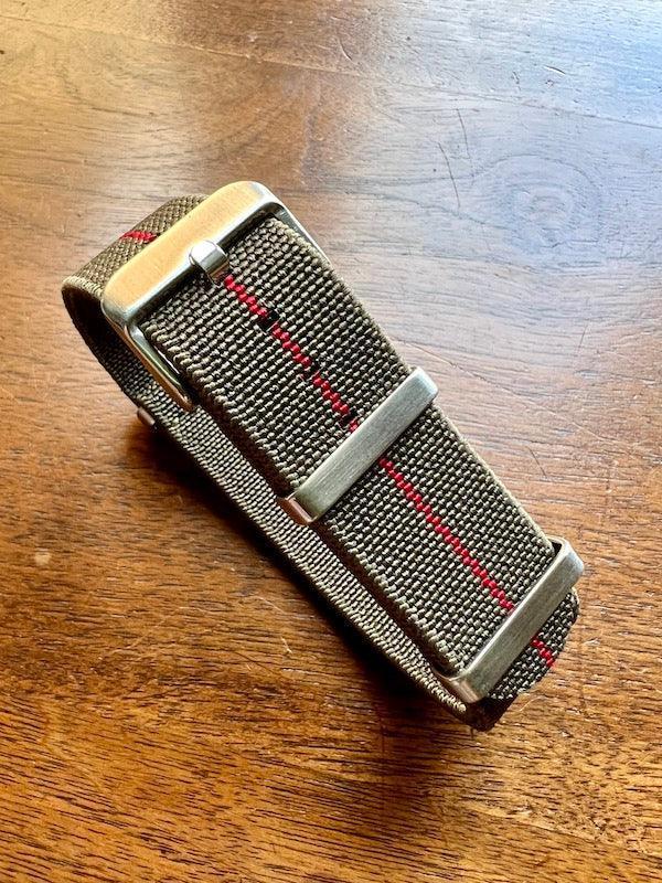 Bracelet NATO en nylon extensible vert militaire avec liseré rouge - Vinty Watches