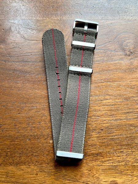 Bracelet NATO en nylon extensible vert militaire avec liseré rouge