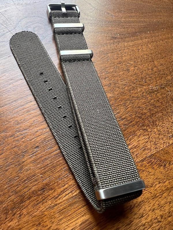 Bracelet NATO en nylon extensible vert militaire - Vinty Watches