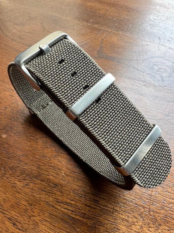 Bracelet NATO en nylon extensible vert militaire - Vinty Watches