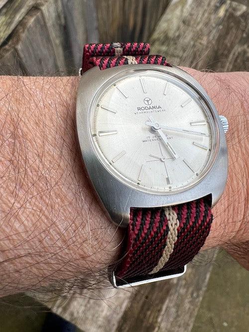 Bracelet NATO premium en nylon sergé rouge, noir avec liseré beige