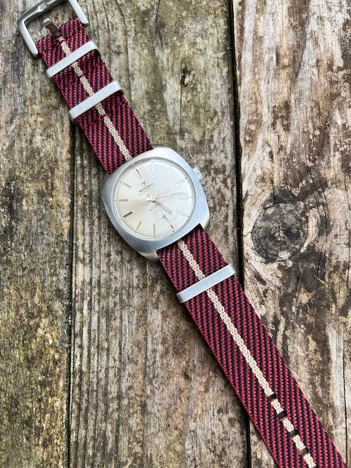 Bracelet NATO premium en nylon sergé rouge, noir avec liseré beige