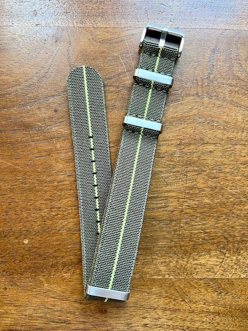 Bracelet NATO en nylon extensible vert militaire avec liseré jaune