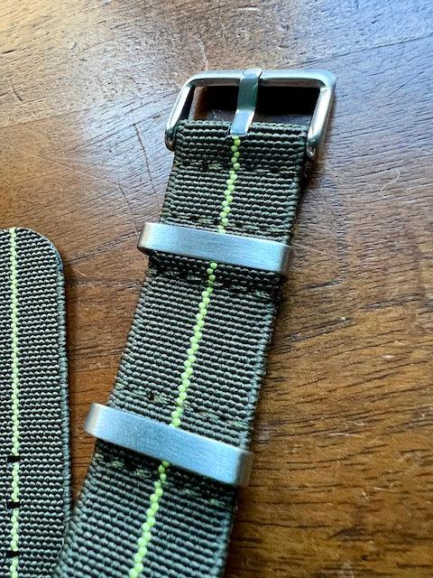 Bracelet NATO en nylon extensible vert militaire avec liseré jaune