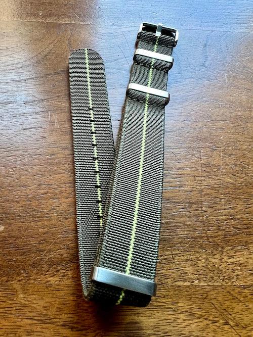 Bracelet NATO en nylon extensible vert militaire avec liseré jaune