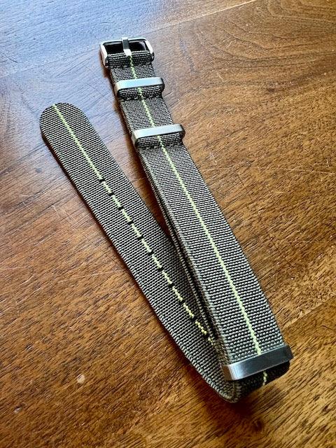 Bracelet NATO en nylon extensible vert militaire avec liseré jaune