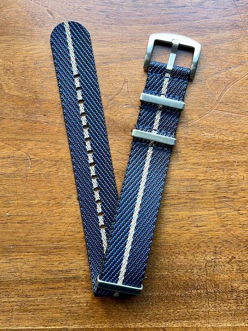 Bracelet NATO premium en nylon sergé bleu, noir avec liseré beige