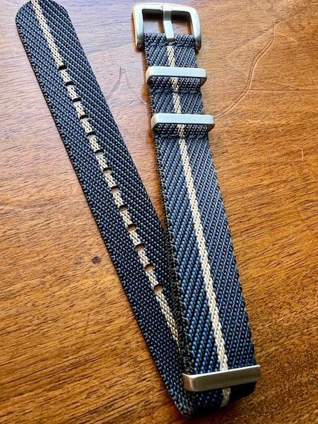 Bracelet NATO premium en nylon sergé bleu, noir avec liseré beige
