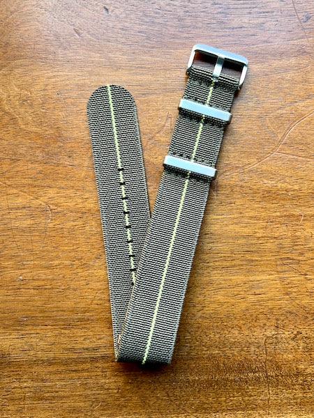 Bracelet NATO en nylon extensible vert militaire avec liseré jaune