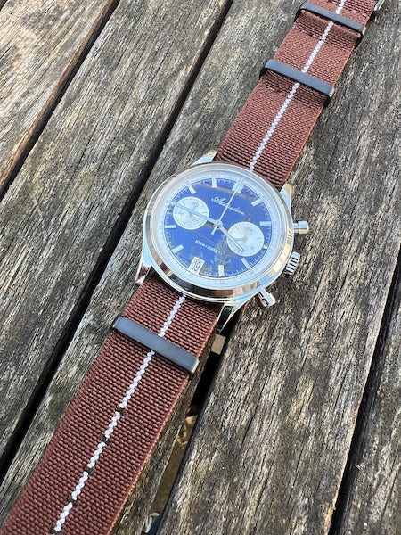 Bracelet NATO en nylon extensible marron avec liseré blanc