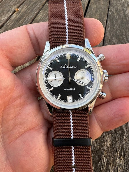 Bracelet NATO en nylon extensible marron avec liseré blanc