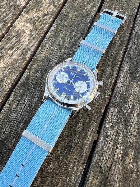 Bracelet NATO en nylon extensible bleu ciel avec liseré blanc