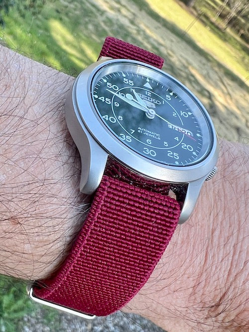 Bracelet NATO en nylon extensible rouge foncé