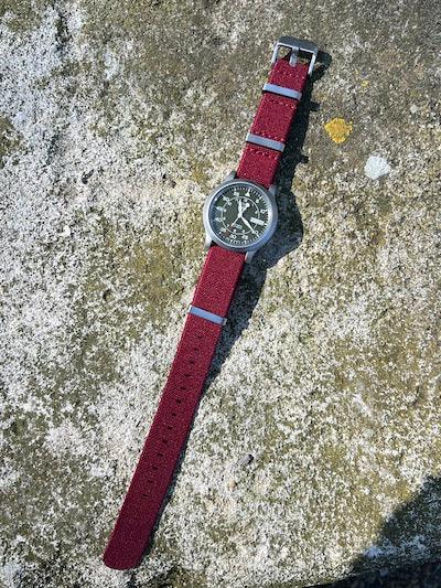 Bracelet NATO en nylon extensible rouge foncé