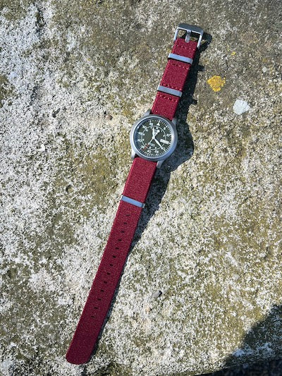 Bracelet NATO en nylon extensible rouge foncé