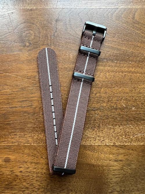 Bracelet NATO en nylon extensible marron avec liseré blanc