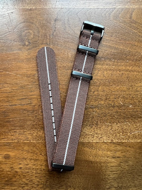 Bracelet NATO en nylon extensible marron avec liseré blanc