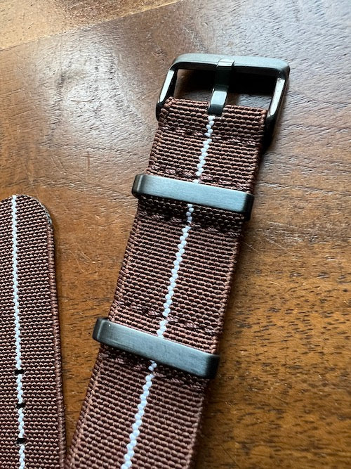 Bracelet NATO en nylon extensible marron avec liseré blanc