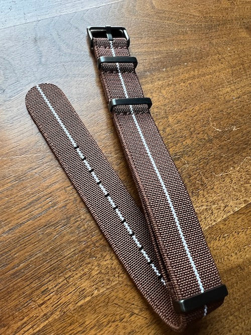Bracelet NATO en nylon extensible marron avec liseré blanc